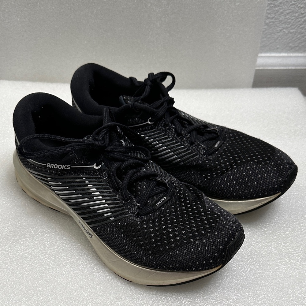 Brooks LEVITATE Black and White Athletic running Shoes size 10